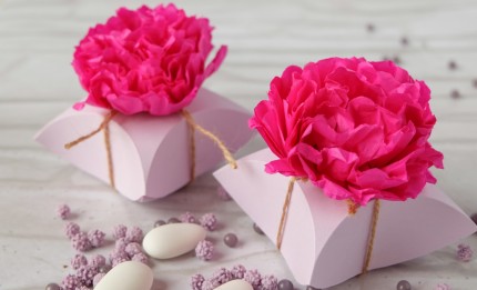 Matrimonio handmade: Box portaconfetti a forma di diamante decorata da peonia in carta velina